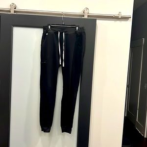 Medium tall black figs joggers